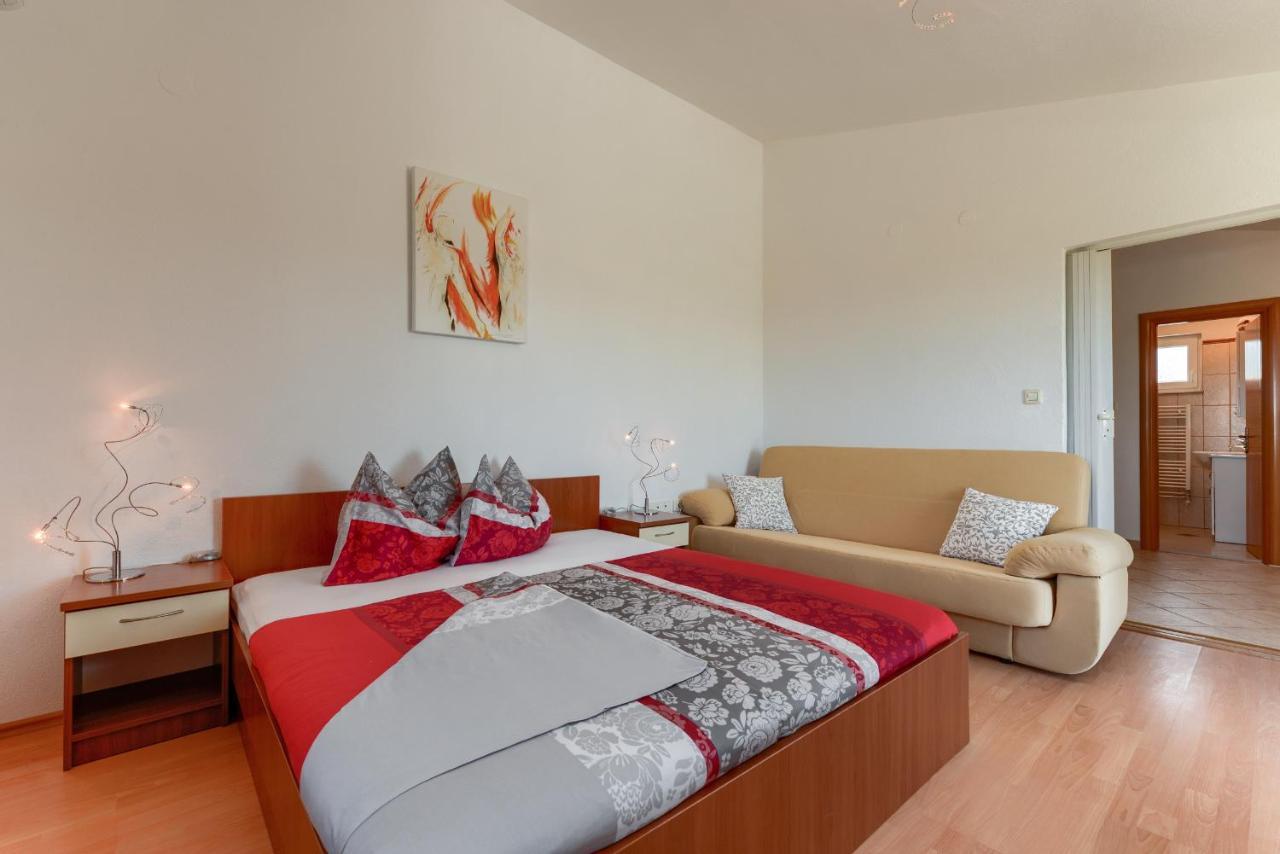 Haus Lilli Mit Pool Apartment Ražanac Екстериор снимка