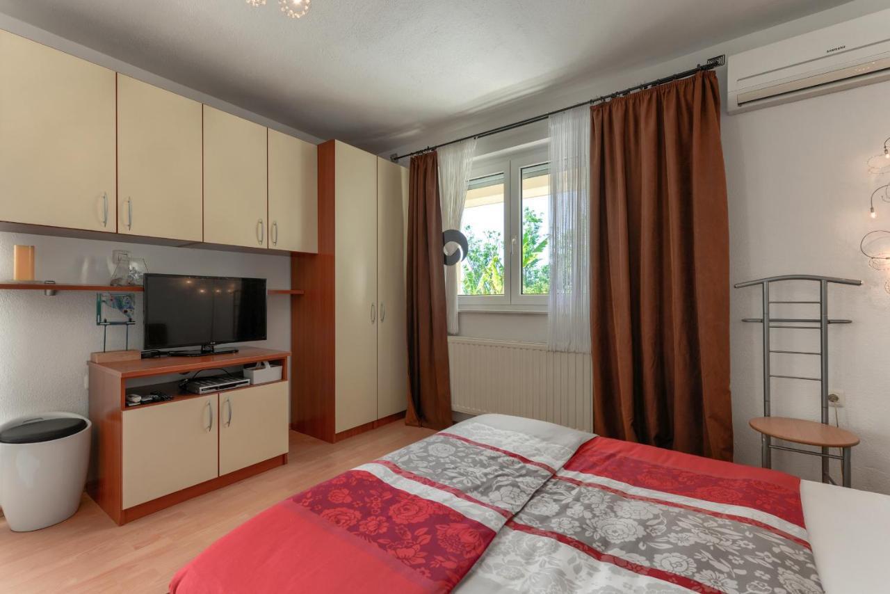 Haus Lilli Mit Pool Apartment Ražanac Екстериор снимка
