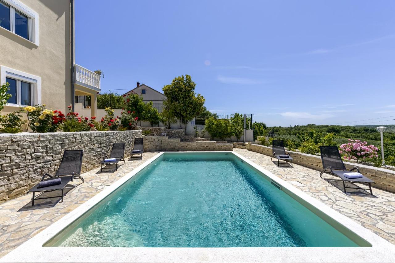 Haus Lilli Mit Pool Apartment Ražanac Екстериор снимка