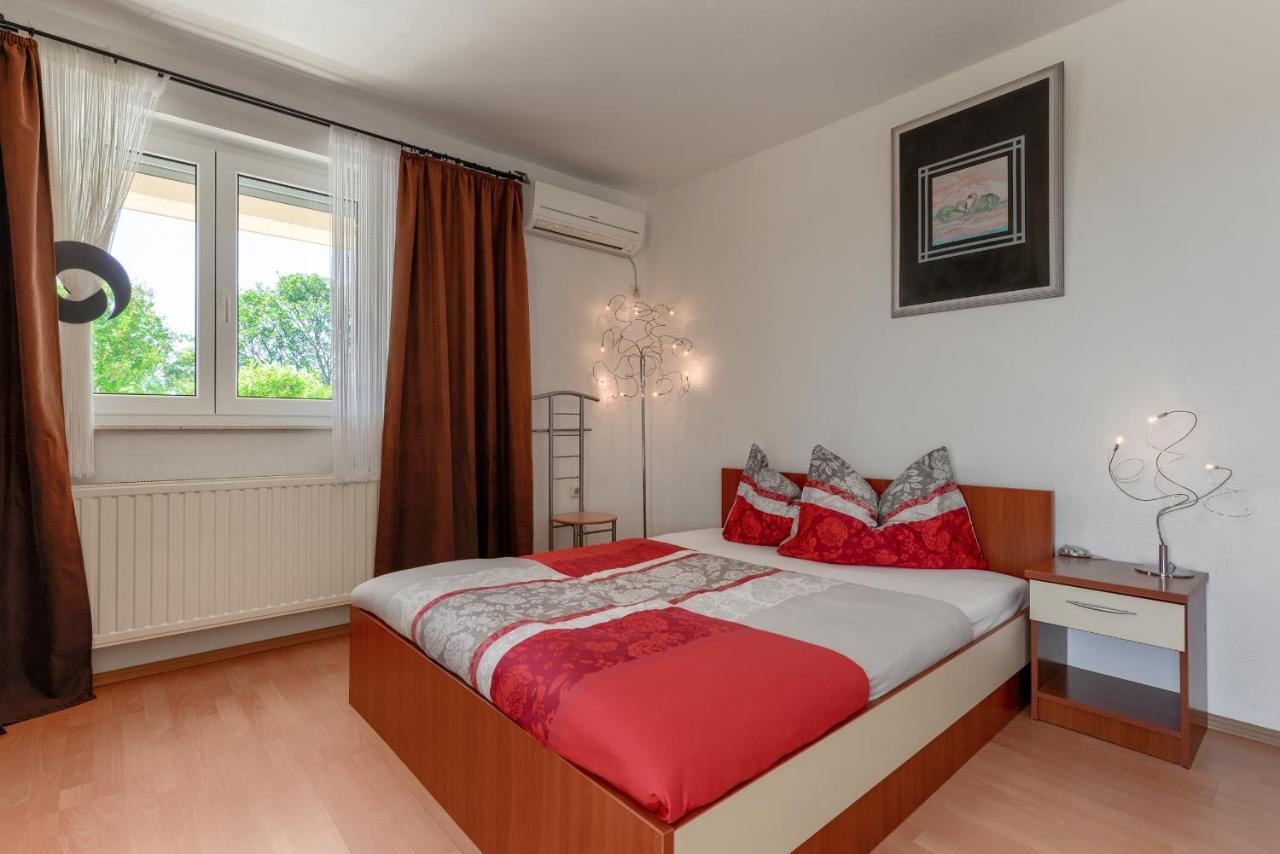 Haus Lilli Mit Pool Apartment Ražanac Екстериор снимка