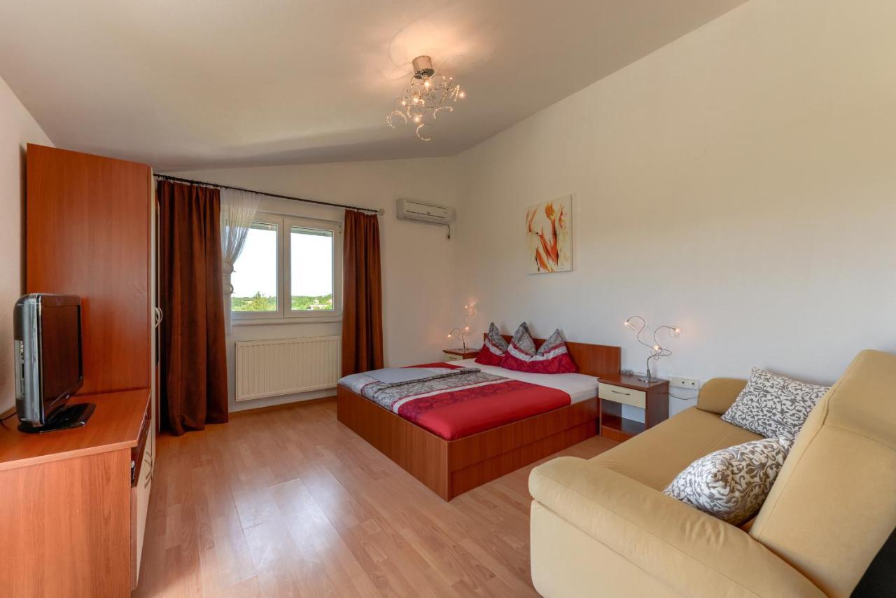 Haus Lilli Mit Pool Apartment Ražanac Екстериор снимка