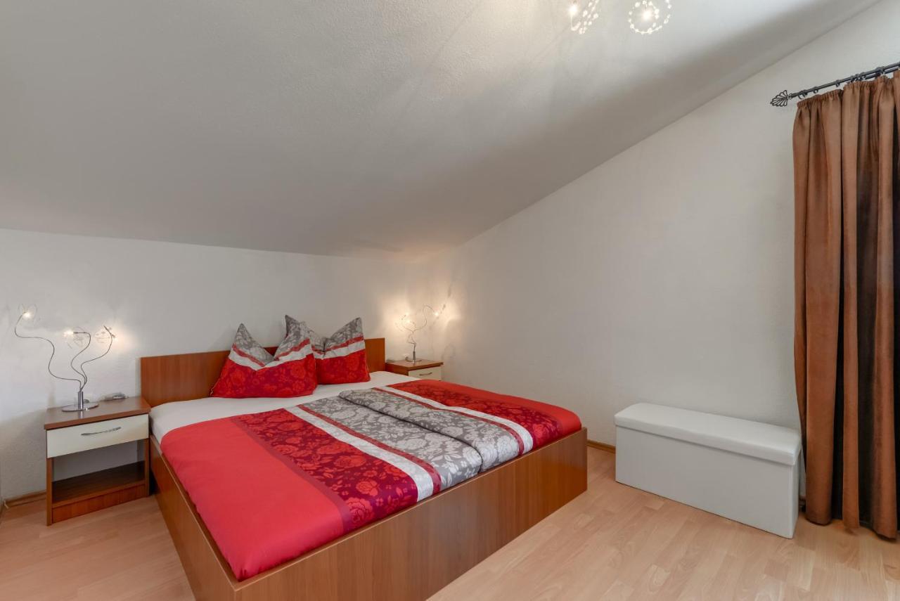 Haus Lilli Mit Pool Apartment Ražanac Екстериор снимка