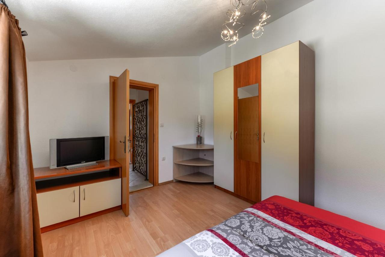 Haus Lilli Mit Pool Apartment Ražanac Екстериор снимка