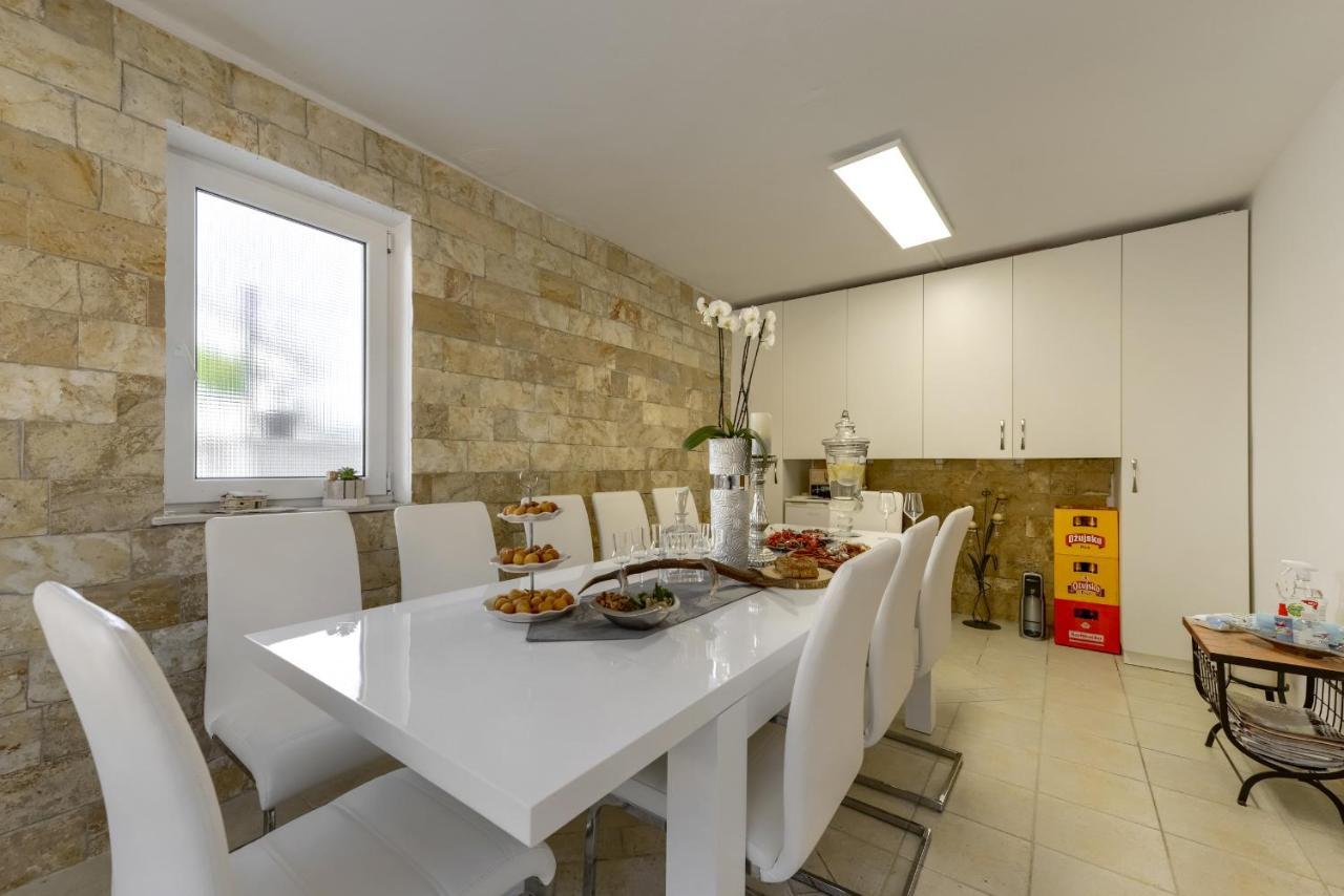 Haus Lilli Mit Pool Apartment Ražanac Екстериор снимка